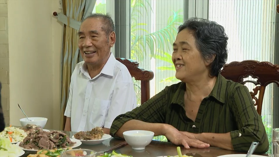 Thầy Nguyễn Ngọc Ký và người vợ thứ hai. Ảnh: MCV.