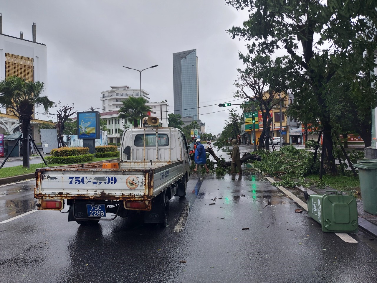 Thu dọn cây đổ ra đường ở phường Vĩnh Ninh. Ảnh: Trần Tuấn.