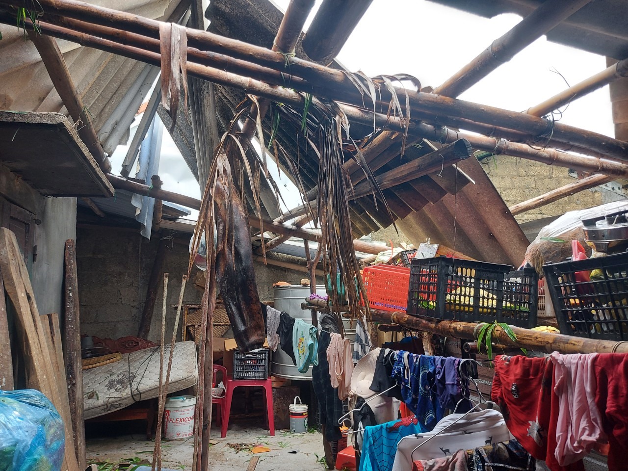 Một nhà dân khác ở tổ 1, khu vực 1 phường An Hòa bị tốc mái, đồ đạc bị ướt. Ảnh: Trần Tuấn.