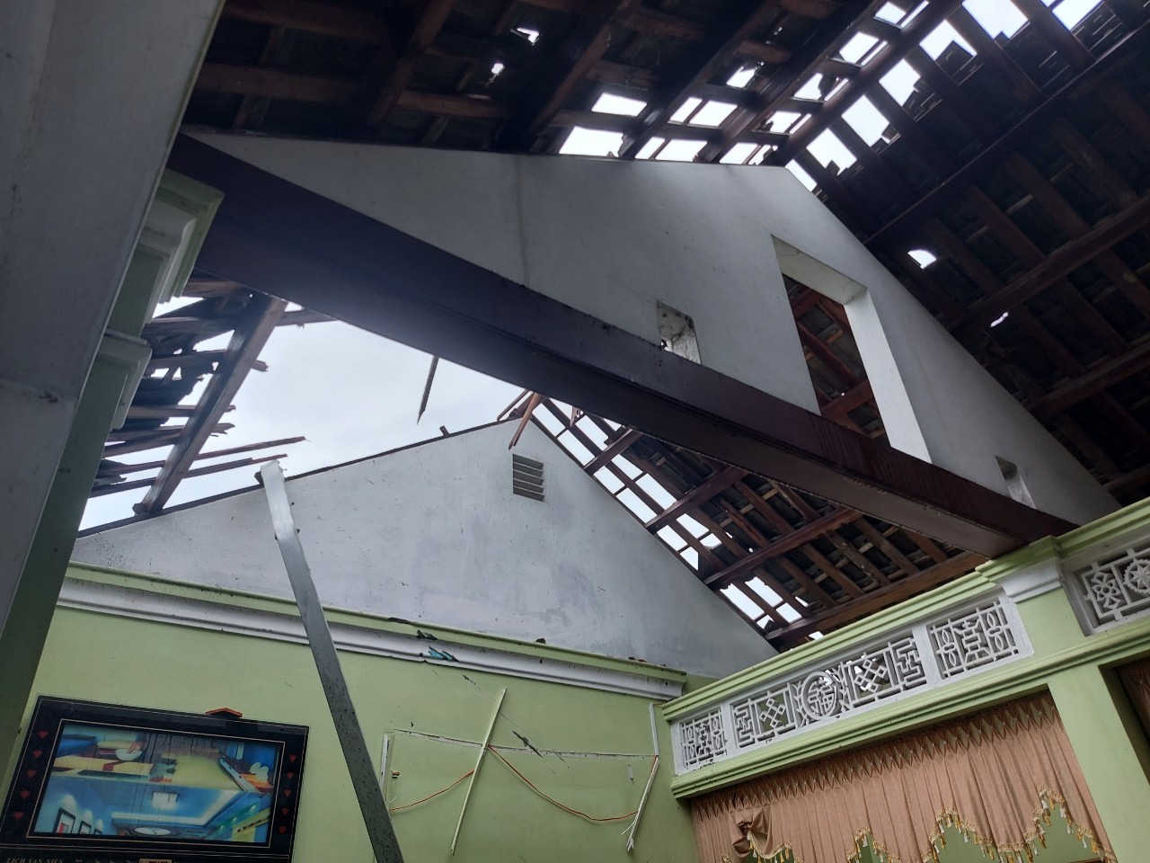 Nhà ở của bà Lê Thị Xuân (73 tuổi, trú tổ 1, khu vực 1, phường An Hòa, thành phố Huế) bị tốc mái. Ảnh: Trần Tuấn.