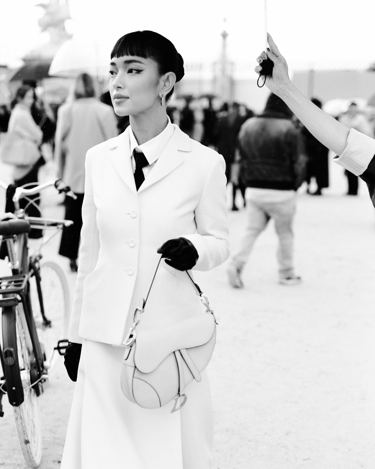 Châu Bùi gặp sự cố trang phục khi xem show Dior Thu Đông 2020  Harpers  Bazaar