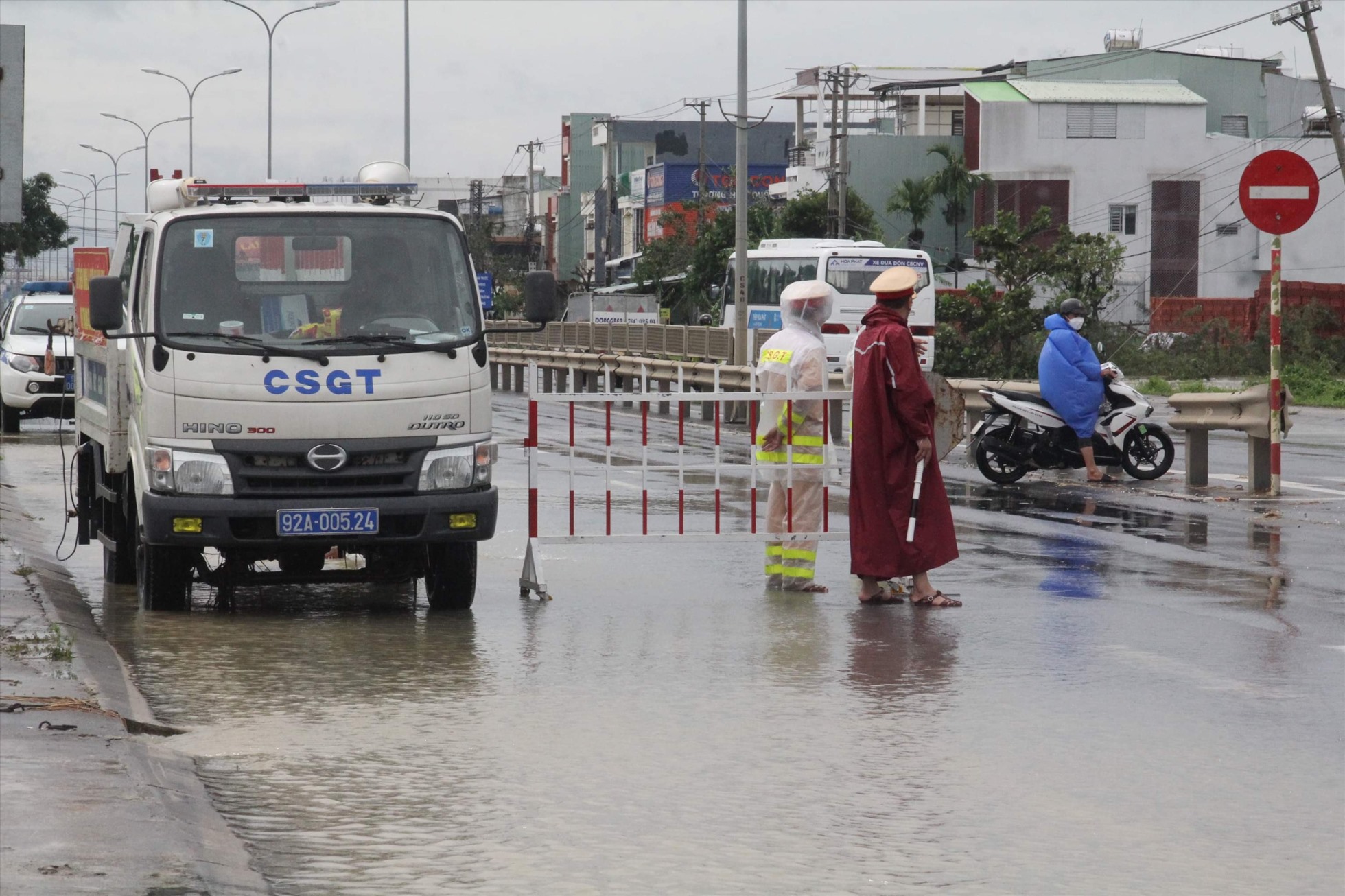 Lực lượng Cảnh sát giao thông chốt chặn tại những điểm nước dâng cao trên quốc lộ 1. Ảnh: T.T