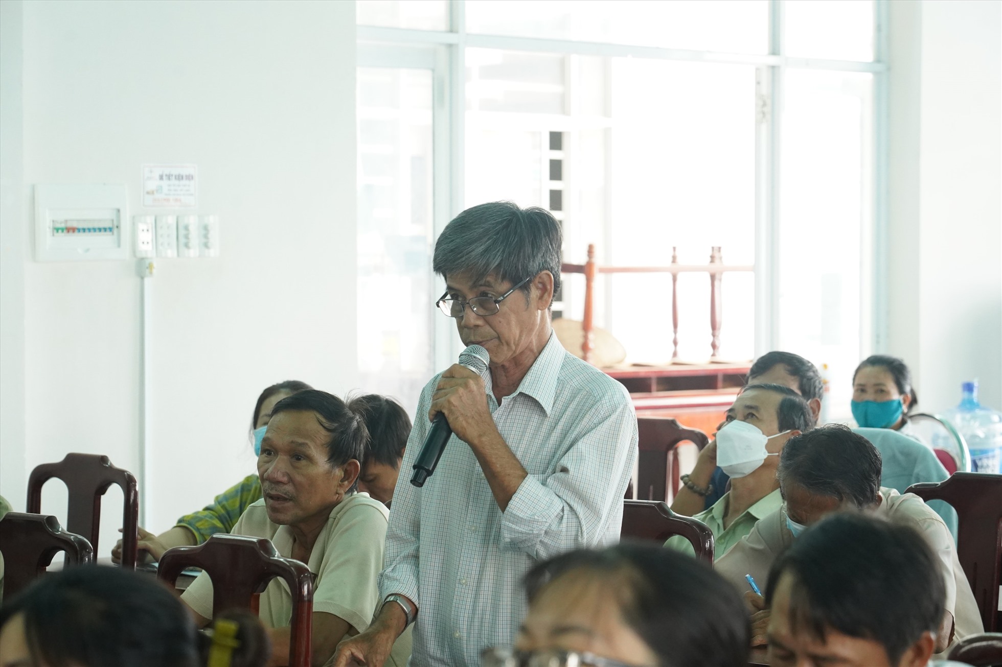 Thu nhập cho người lao động, nhất là lao động bán chuyên trách, đền bù đất đai... được nhiều cử tri nêu ý kiến. Ảnh: P.Linh