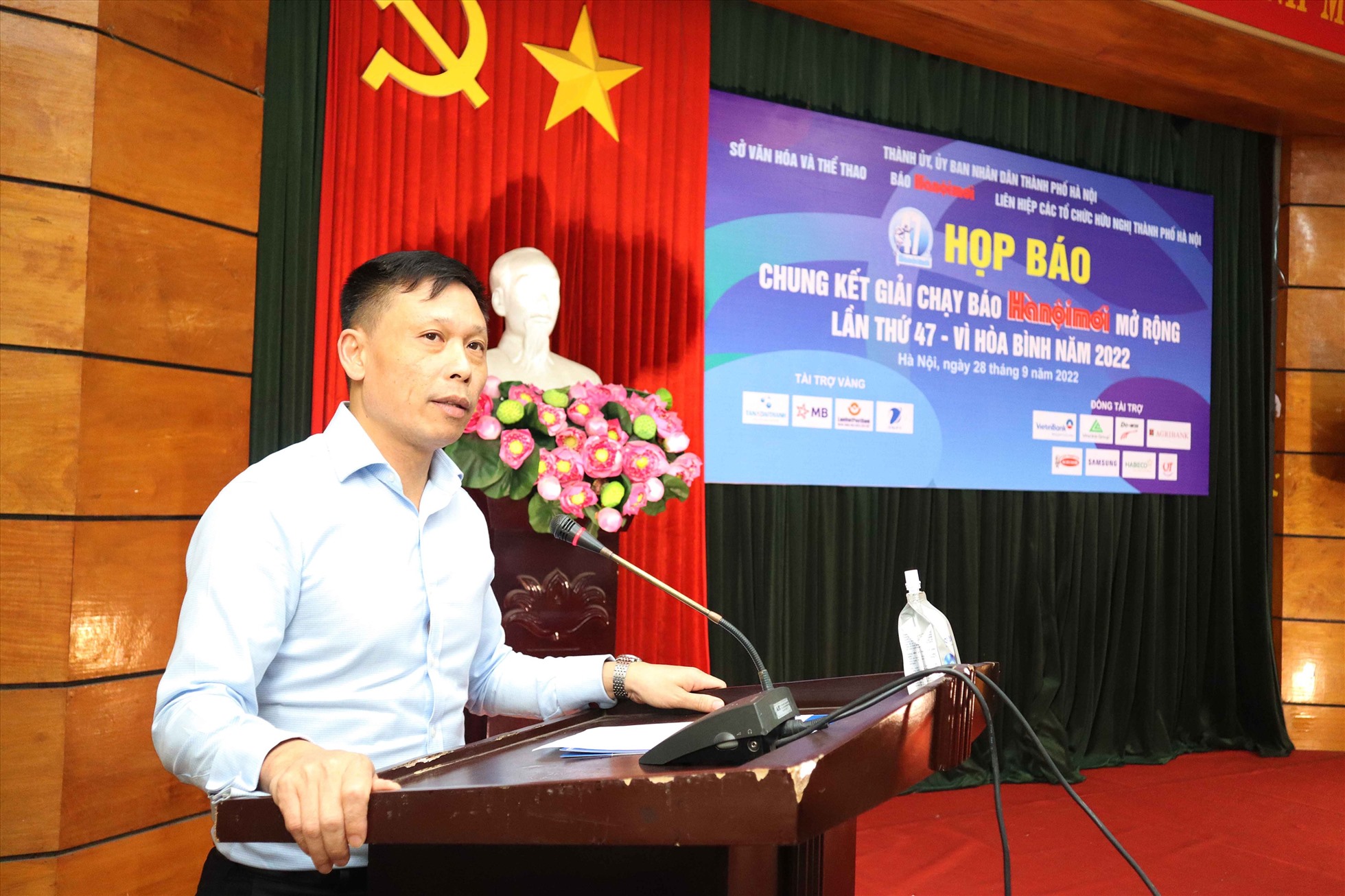 Ông Nguyễn Thành Lợi - Phó Tổng Biên tập phụ trách Báo Hà Nội phát biểu tại buổi họp báo. Ảnh: Bùi Lượng.