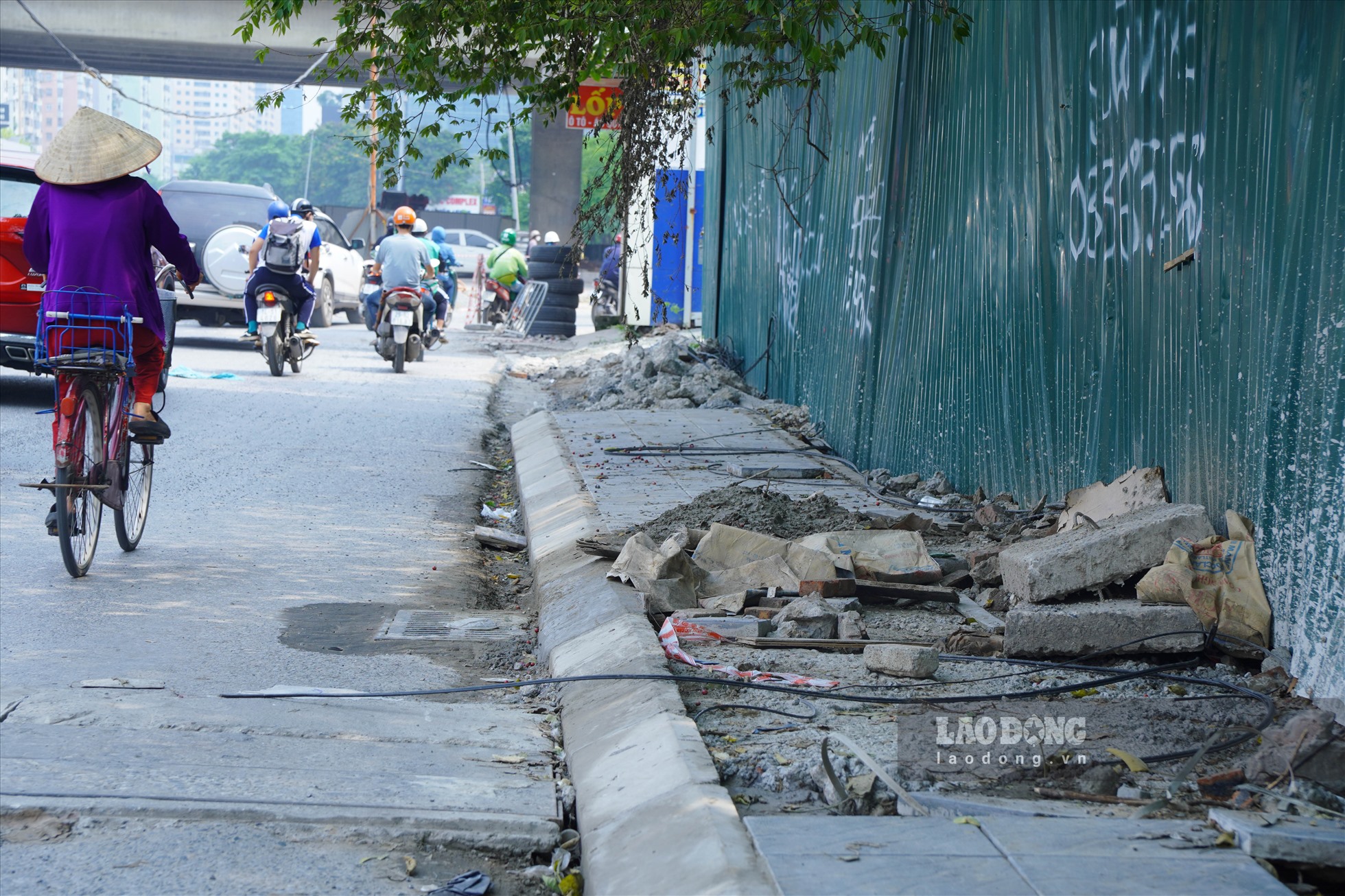 Ở bên kia đường Tố Hữu, vỉa hè cũng bị xén, tại đoạn tiếp giáp miệng hầm chui Lê Văn Lương còn trở thành nơi tập kết rác.