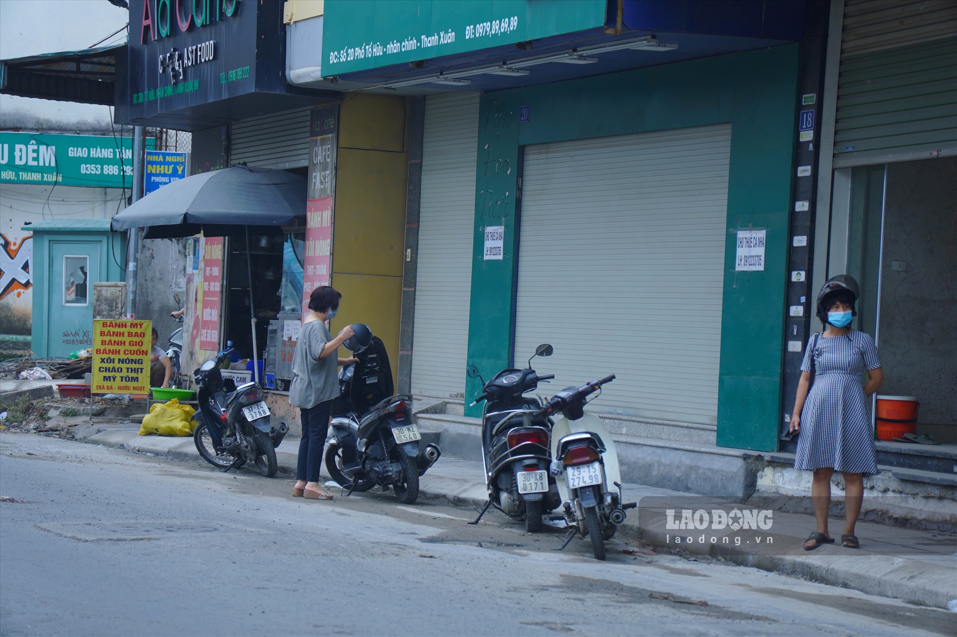 Việc vỉa hè bị xén khiến nhiều hộ dân không có chỗ để xe máy nên xuất hiện tình trạng la liệt xe máy để dưới lòng đường.