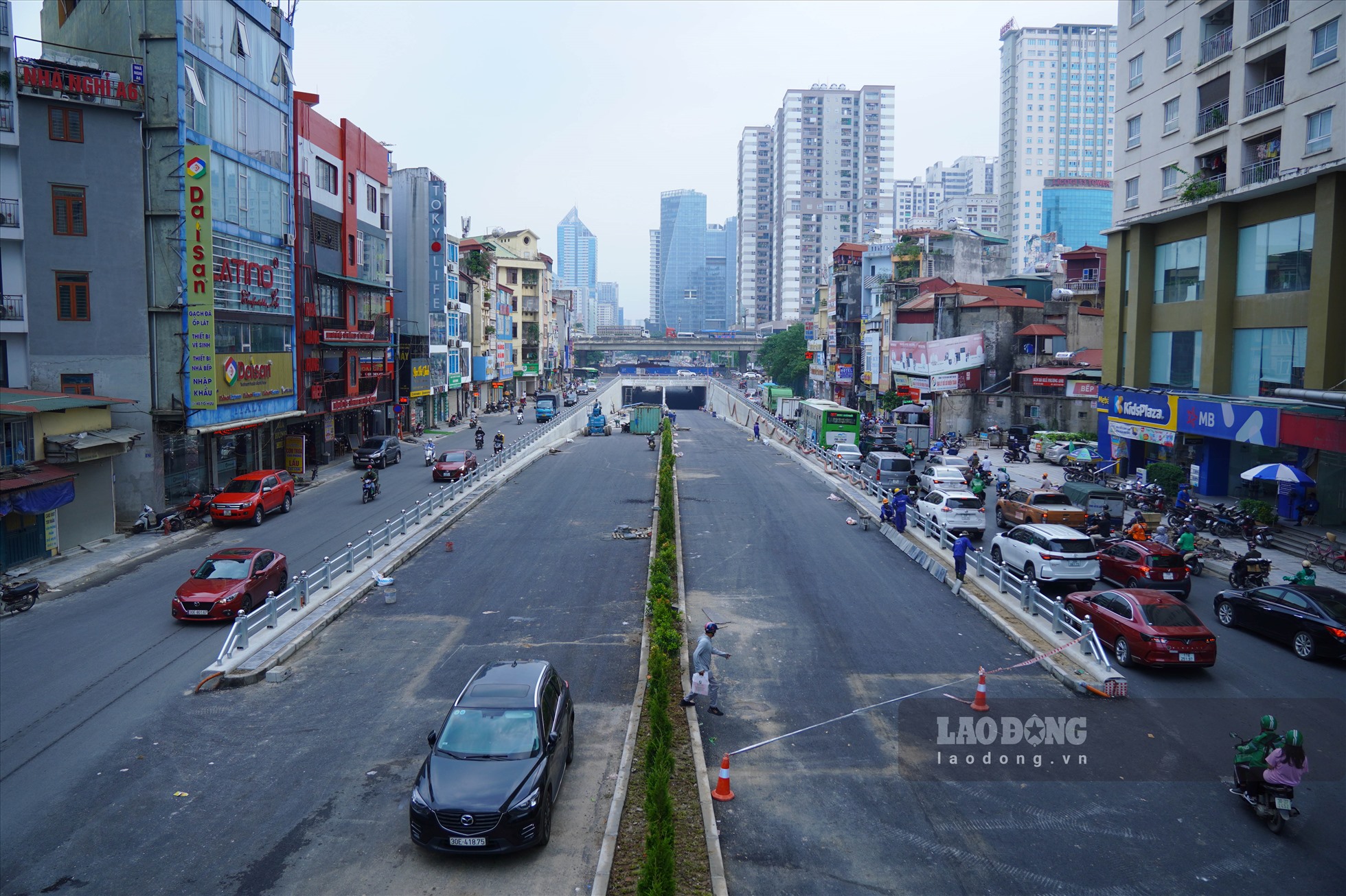 Trục đường Tố Hữu - Lê Văn Lương nhiều năm qua trở thành một trong những trục chính đô thị có lưu lượng giao thông vào loại lớn nhất của Hà Nội. Tại đây, dự án trọng điểm hầm chui Lê Văn Lương - Vành đai 3 trị giá gần 700 tỉ đồng cũng dự kiến hoàn thành, thông xe vào tháng 10 tới đây.