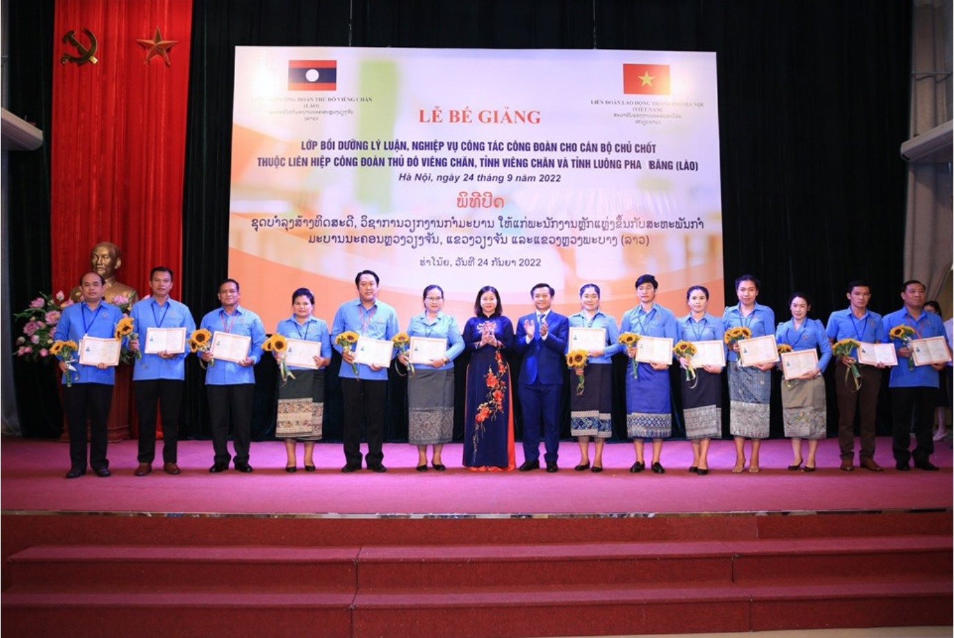Phó Bí thư Thường trực Thành ủy Hà Nội Nguyễn Thị Tuyến, Phó Đại sứ Lào tại Việt Nam Chan Thaphon Khammanychan trao chứng chỉ tốt nghiệp cho các cán bộ Liên hiệp Công đoàn Lào.