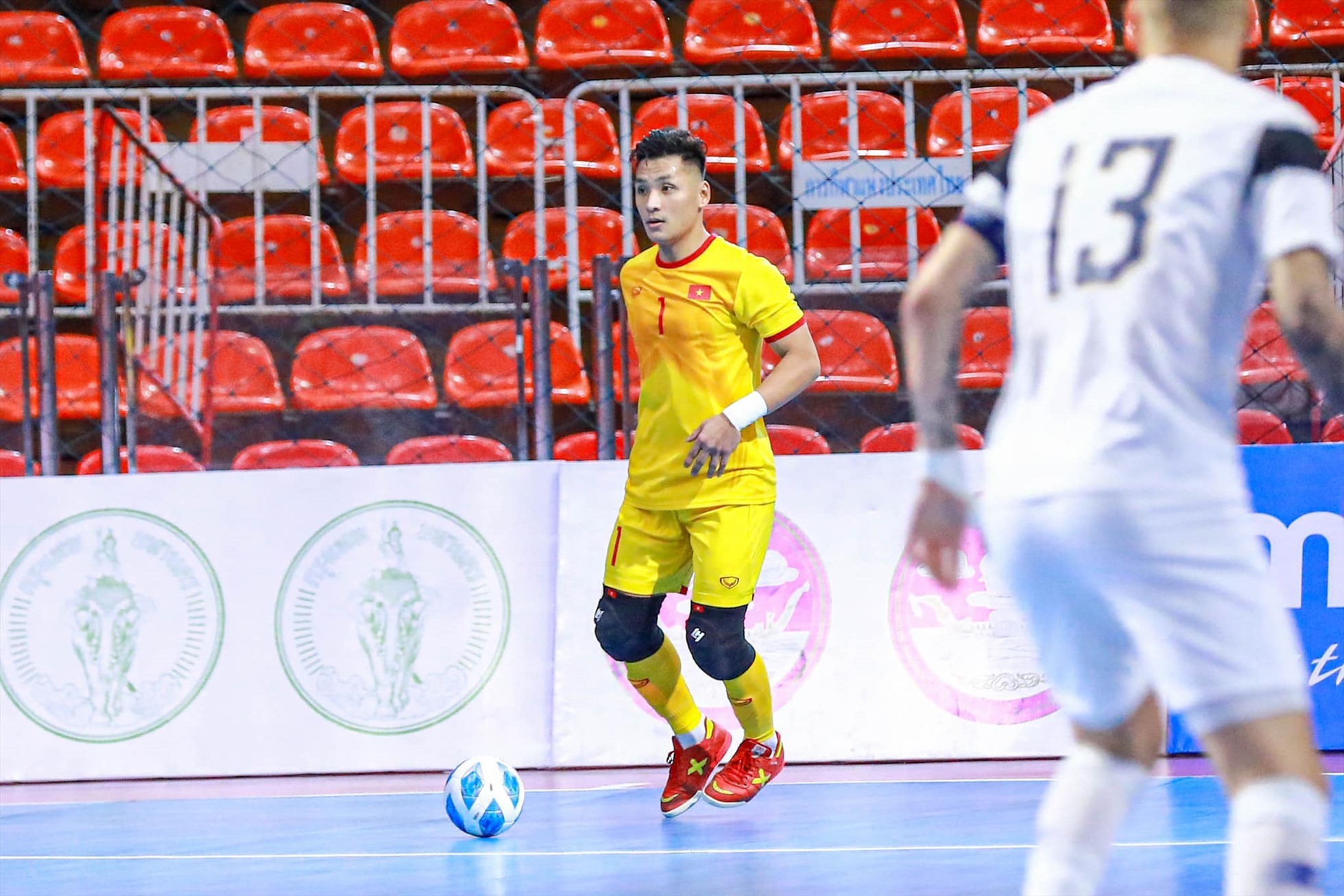 Thủ môn Hồ Văn Ý bắt chính trong trận mở màn của tuyển futsal Việt Nam. Ảnh: VFF