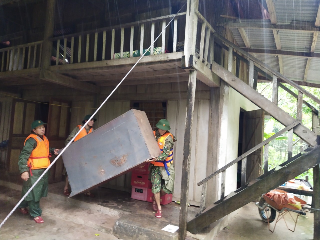 Lực lượng BĐBP Quảng Bình giúp dân khắc phục hậu quả sau bão. Ảnh: CTV