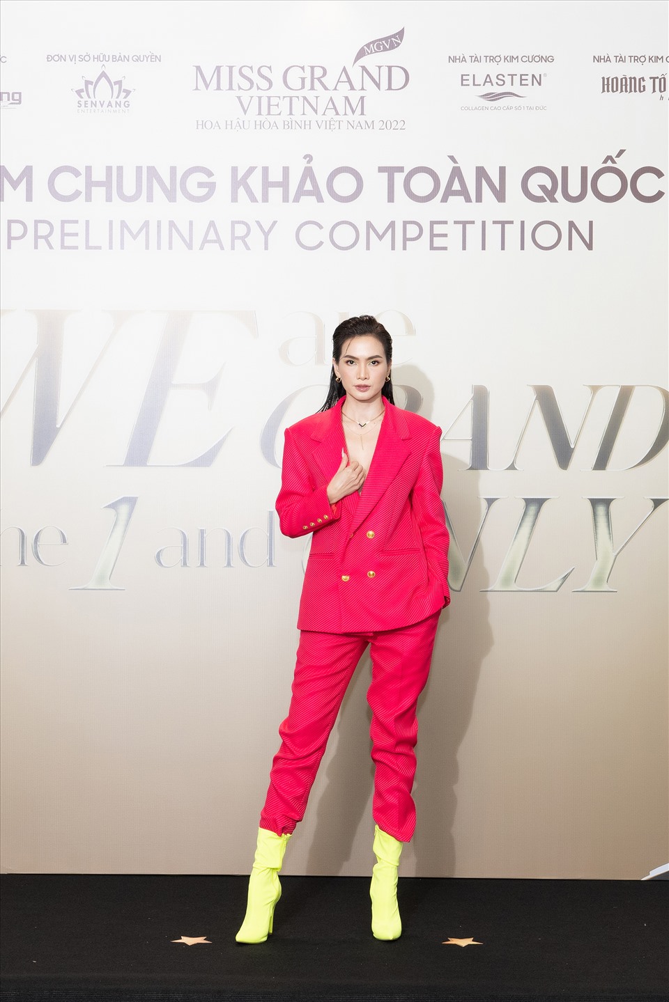 Siêu mẫu - diễn viên Anh Thư diện vest hồng nổi bật kết hợp với boot xanh nõn chuối. Cô đảm nhận vai trò giám khảo của cuộc thi: Ảnh: SV.