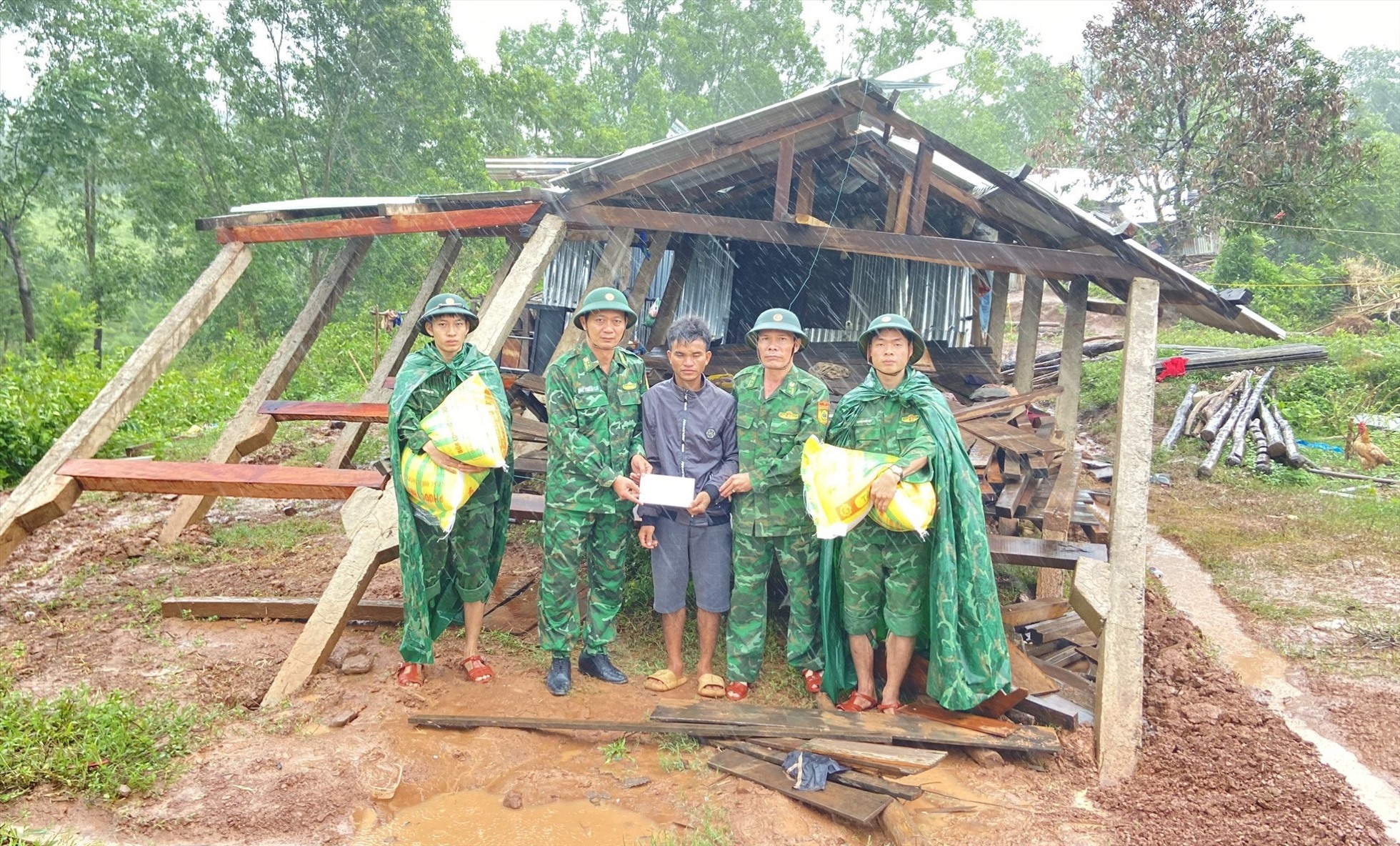 Biên phòng Thanh tặng quà cho hộ dân bị thiệt hại do ảnh hưởng bão số 4. Ảnh: BP.
