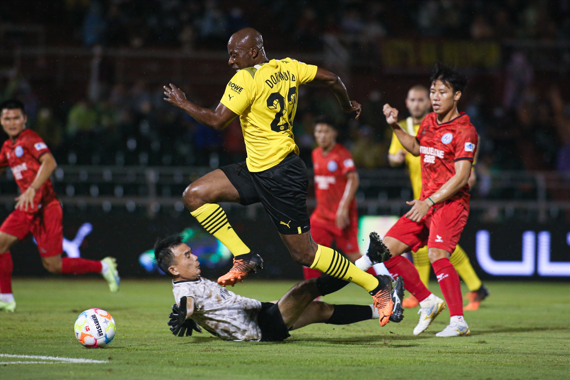 Dưới hàng thủ, thủ môn Trần Minh Quang vẫn có màn trình diễn ổn định khi lên tiếp cứu thua cho đội All Stars Việt Nam. Dù vậy, sự xuất sắc của huấn luyện viên câu lạc bộ TPHCM vẫn không thể giúp đội nhà tránh khỏi bàn thua.