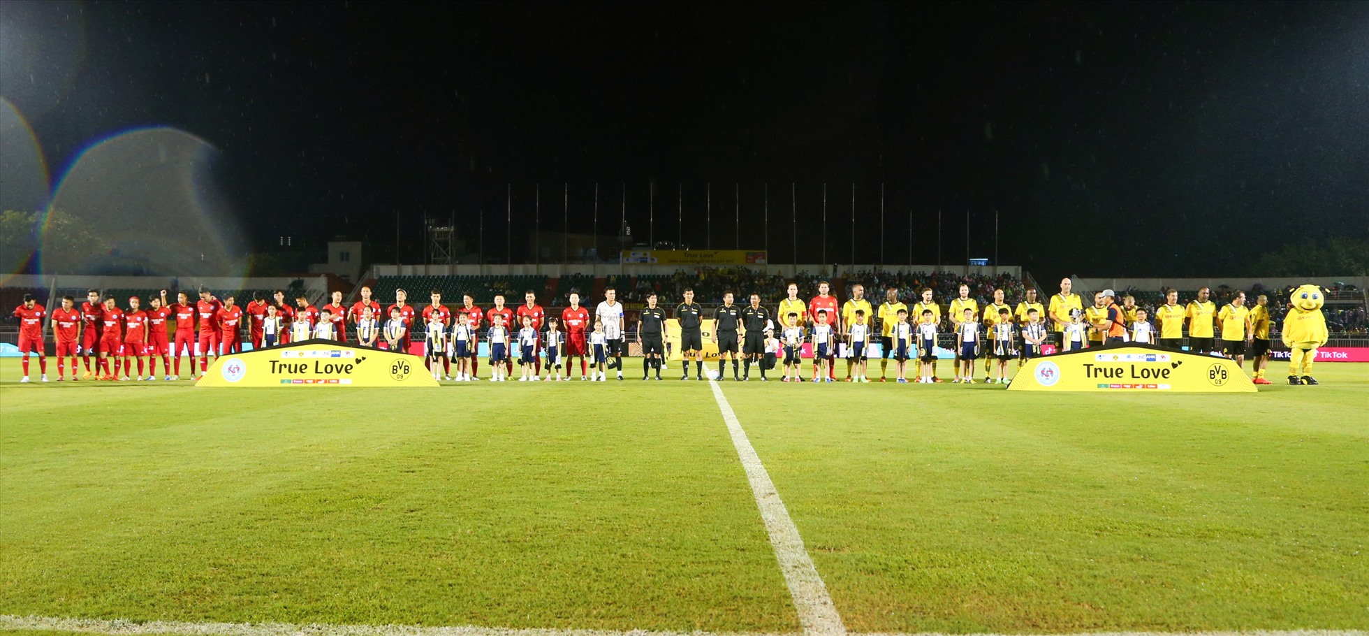 Tâm điểm của chương trình thiện nguyện True Love trên sân Thống Nhất tối 28.9 là trận giao hữu giữa All Stars Việt Nam đối đầu với các cựu danh thủ của câu lạc bộ Borussia Dortmund.