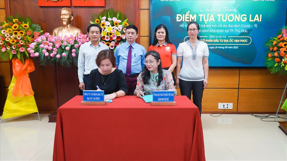 Đại diện Van Phuc Group ký tài trợ chương trình “Điểm tựa tương lai” - Ảnh: Vinh Rose