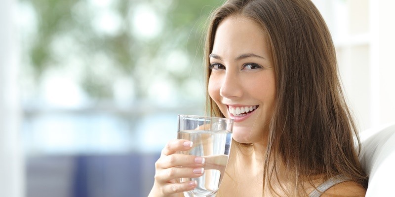 Uống đủ nước sau tuổi 50 sẽ giúp cơ thể khoẻ mạnh hơn. Ảnh: ST