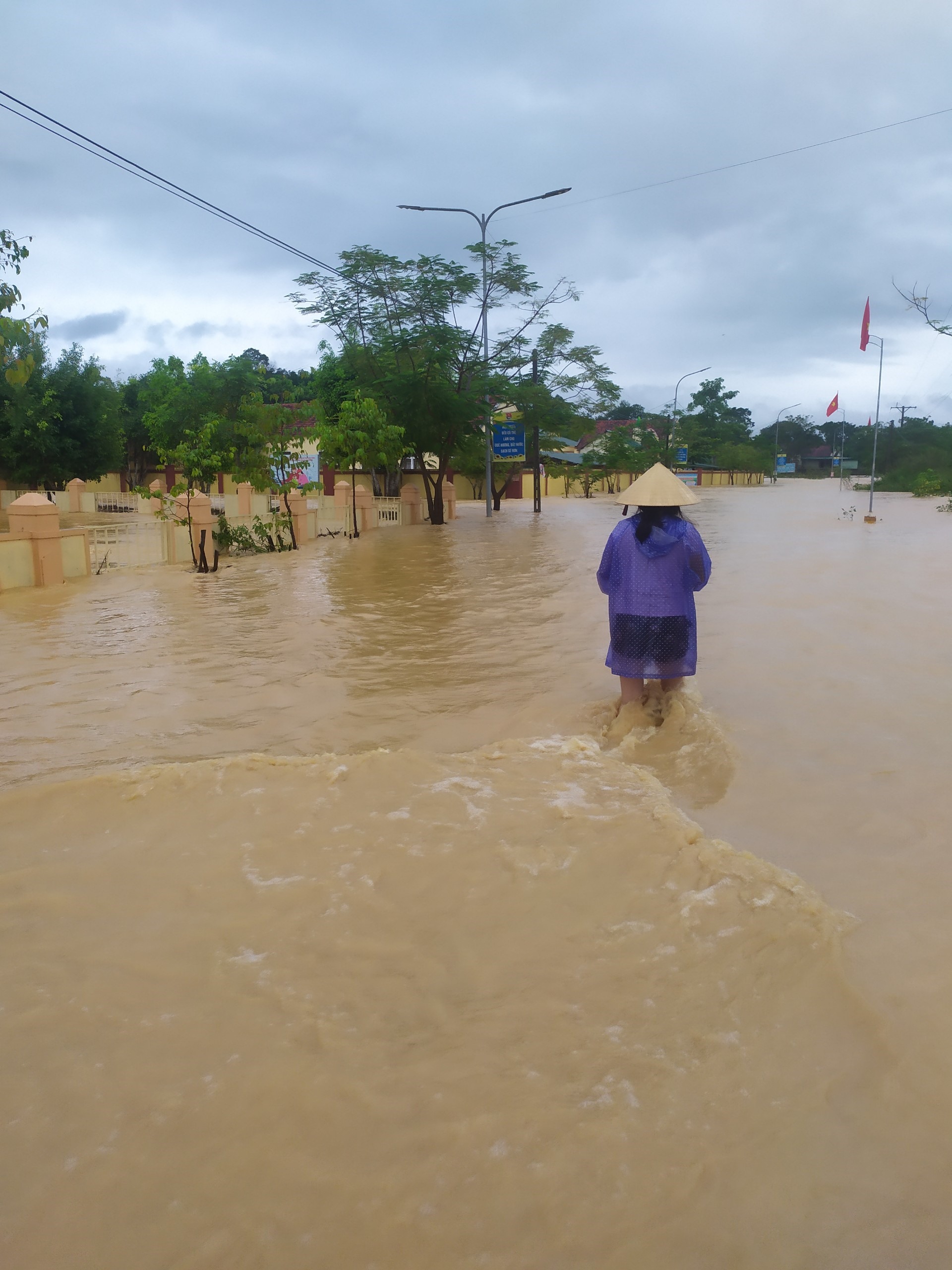 Một số tuyến đường tại huyện Anh Sơn bị ngập, việc đi lại hết sức khó khăn. Ảnh: QĐ