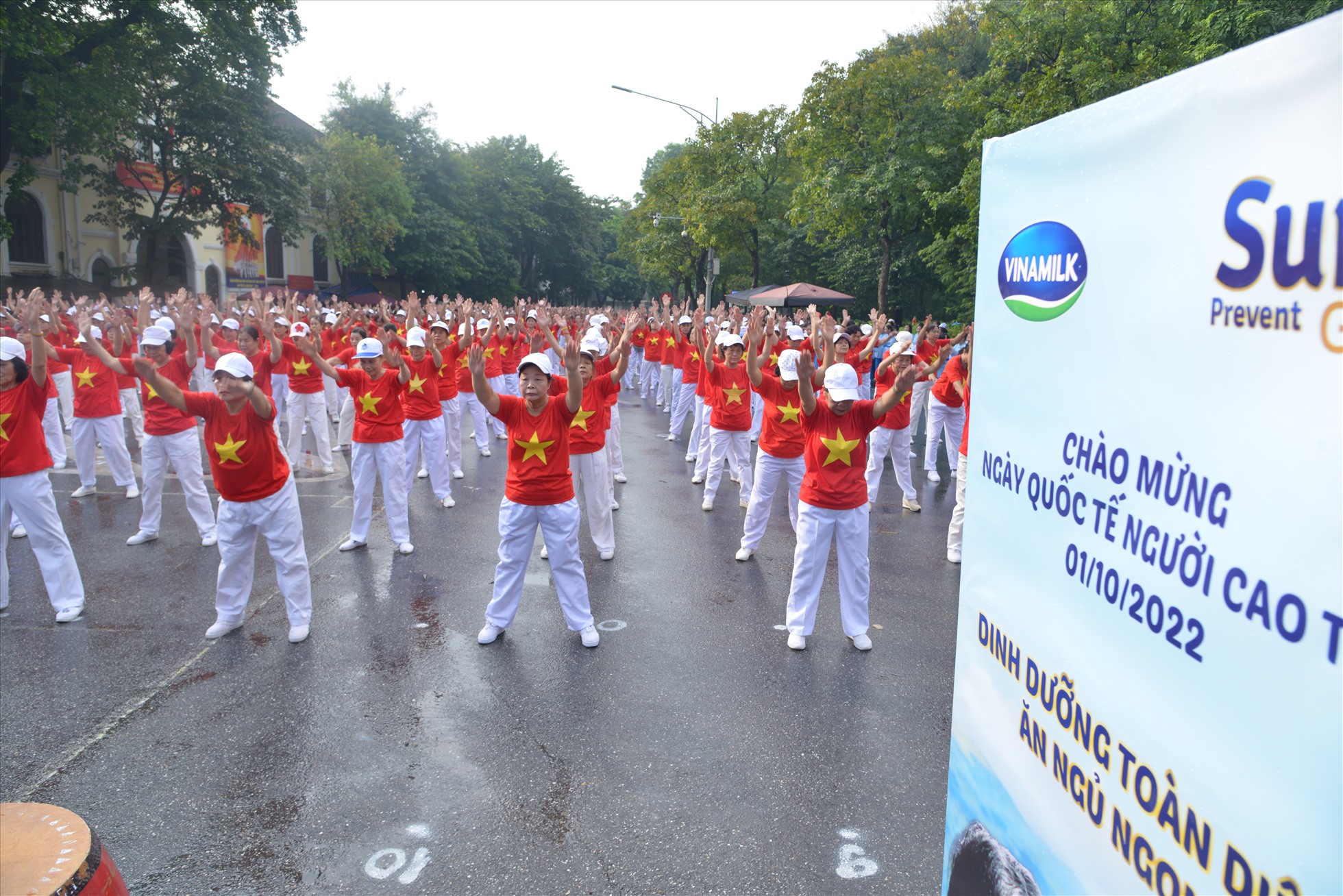 Không khí tươi vui và sôi động tại khu vực Hồ Gươm với các màn đồng diễn thể dục dưỡng sinh đẹp mắt của người cao tuổi.