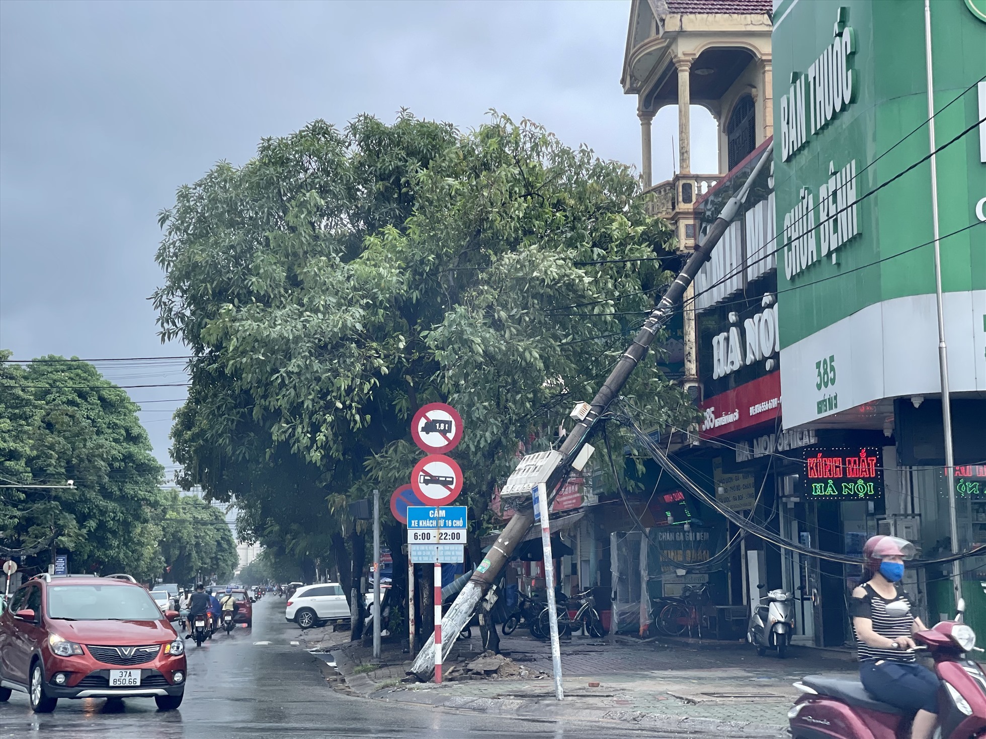 Một cột điện tại ngã tư Nguyễn Văn Cừ giao với đường Nguyễn Sĩ Sách bị nghiêng đổ vào. Ảnh: Quỳnh Trang