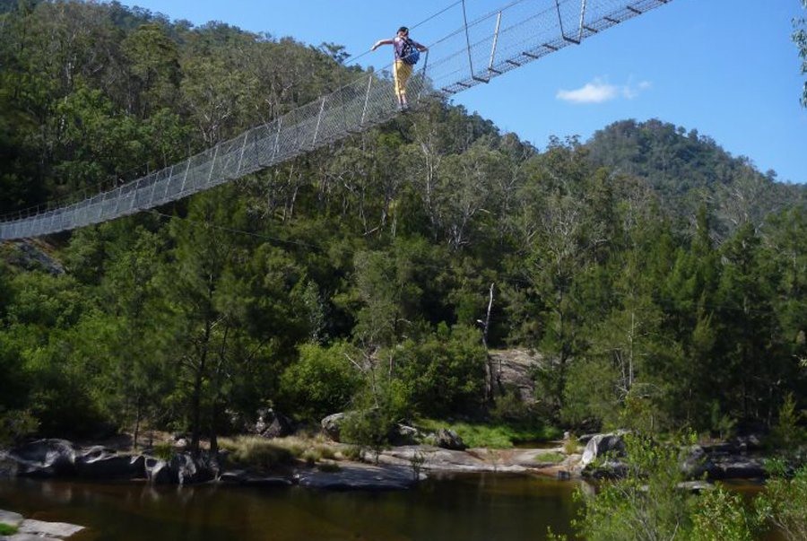 Six Foot Track là một trong những con đường đi bộ ngoạn mục nhất gần Sydney. Đưa bạn từ Katoomba đến Hang động Jenolan, tuyến đường này đi theo đường mòn ngựa có từ những năm 1880. Bạn có thể kéo dài cuộc phiêu lưu của mình trong ba ngày (nhiều người thích đi bộ đường dài làm vì ngắm sao ở đây là cấp độ tiếp theo) nhưng bạn cũng có thể chỉ khám phá một phần của đường đua, biến nó thành hoạt động ngoài trời cuối tuần hoàn hảo.