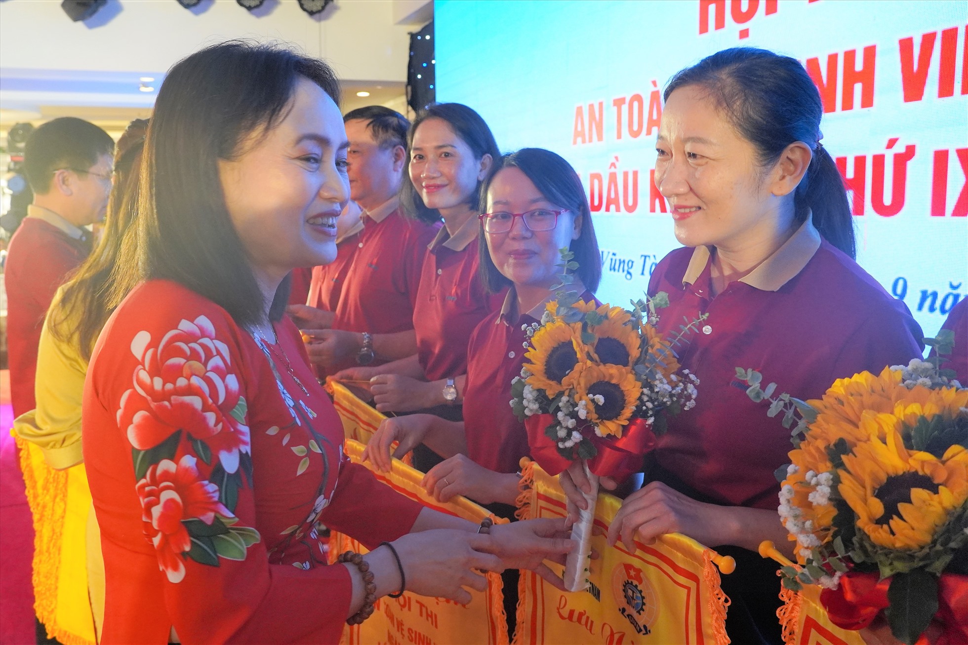 Bà Nghiêm Thùy Lan - Chủ tịch Công đoàn Dầu khí Việt Nam tặng hoa cho các đội tham dự. Ảnh: T.A
