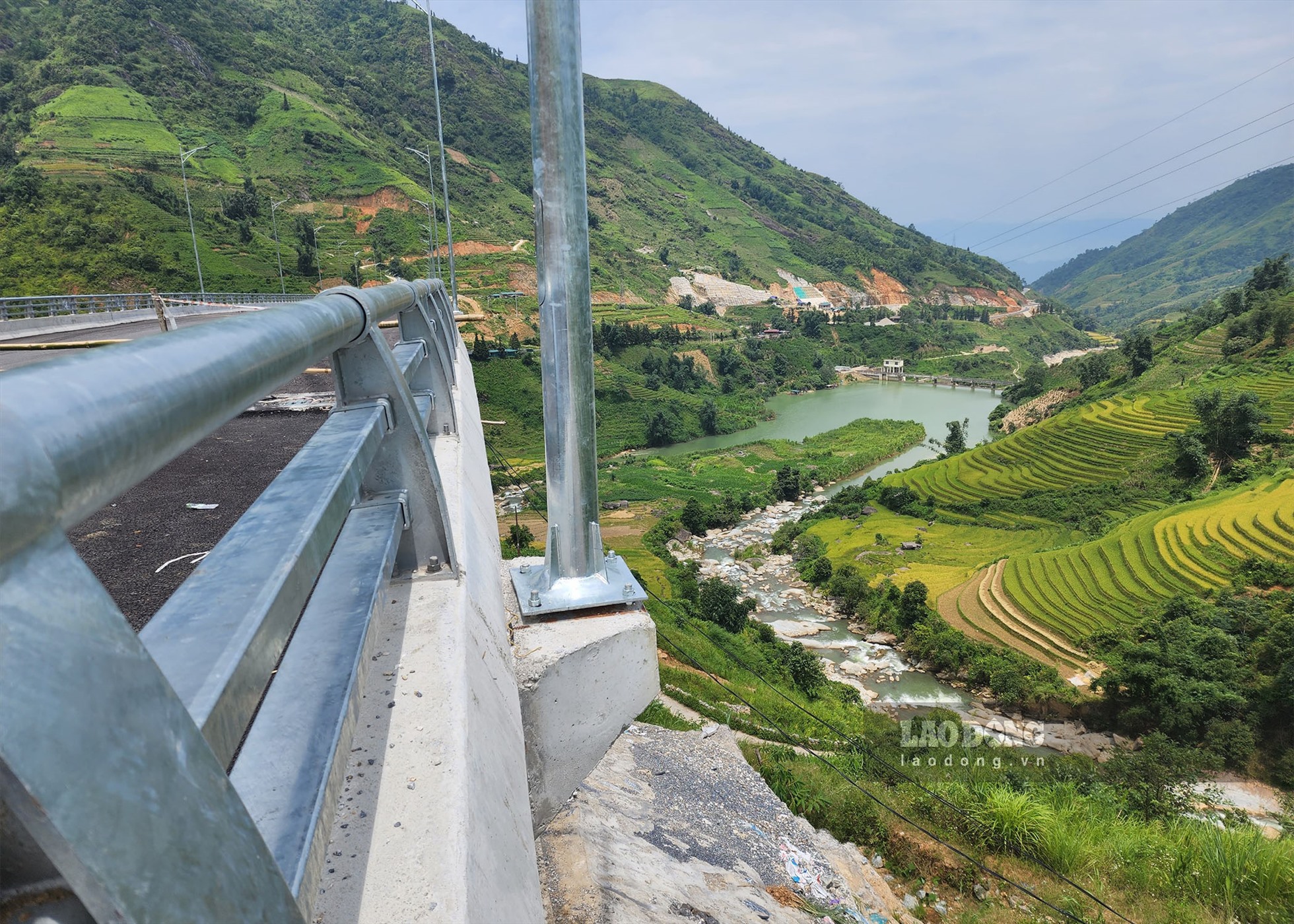 Cầu cạn Móng Sến vượt địa hình có chiều dài 612m, nối từ khu vực chân dốc lên đỉnh dốc ba tầng - đoạn đường khó đi, quanh co, nguy hiểm nhất trên cung đường từ thành phố Lào Cai lên thị xã Sa Pa.