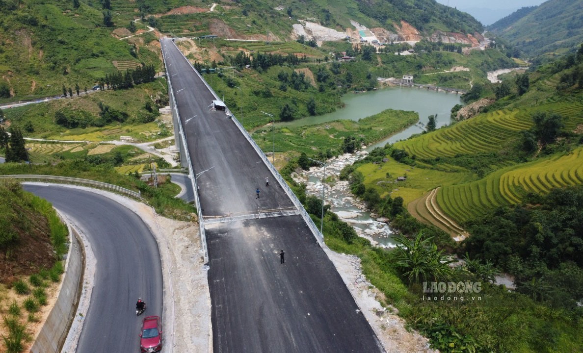 Cầu Móng Sến khi thông xe, được đặt kỳ vọng thúc đẩy phát triển kinh tế lớn cho tỉnh Lào Cai khi nó nối thông tuyến cao tốc Nội Bài - Lào Cai với khu du lịch quốc gia Sa Pa.