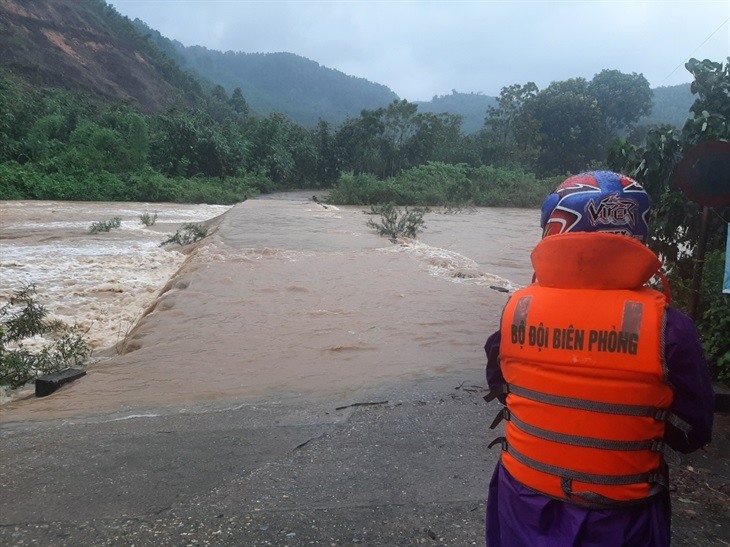Đồn Biên phòng cửa khẩu Thanh Thủy cắt cử cán bộ trực tại các điểm ngập lụt để cảnh báo người dân không qua lại. Ảnh: Quỳnh Trang