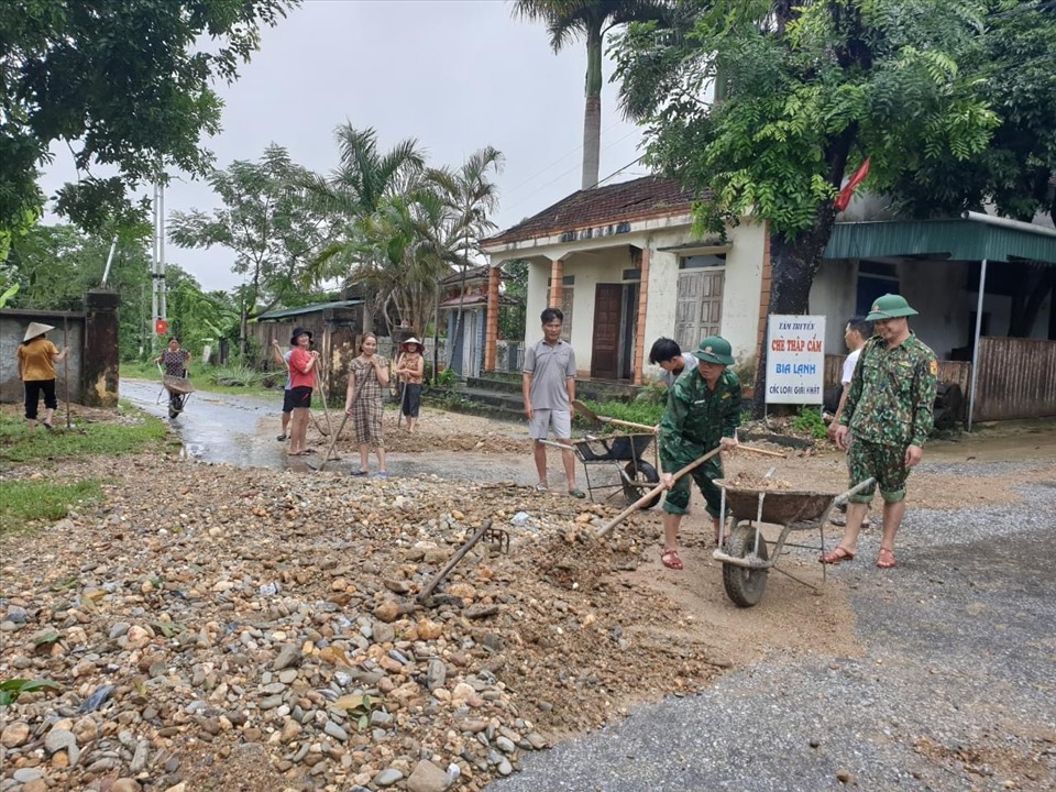 Bộ đội đồn Biên phòng Phúc Sơn ( huyện Anh Sơn, Nghệ An) giúp dân sửa đường, khắc phục hậu quả sau cơn mưa lớn. Ảnh: Quỳnh Trang
