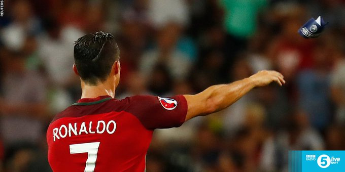 Ronaldo thất vọng vì Bồ Đào Nha bị Ba Lan cầm hòa ở Tứ kết Euro 2016. Ảnh: AFP