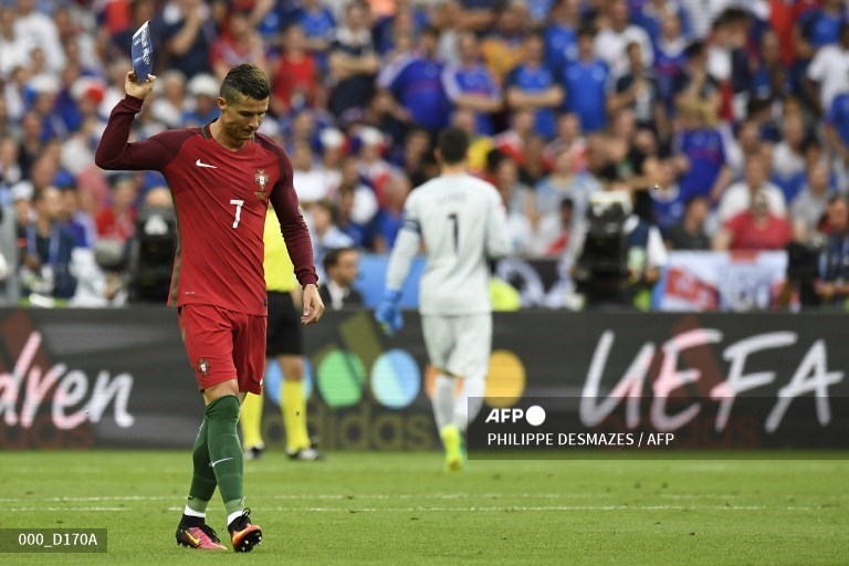 Nỗ lực cố gắng thi đấu trong trận chung kết Euro 2016 của CR7 không thành công. Ảnh: AFP