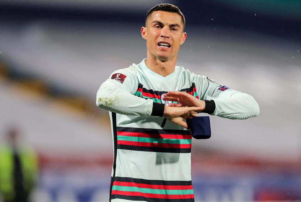 Lần ném băng đội trưởng “ý nghĩa” nhất của Ronaldo trước Serbia. Ảnh: The Sun