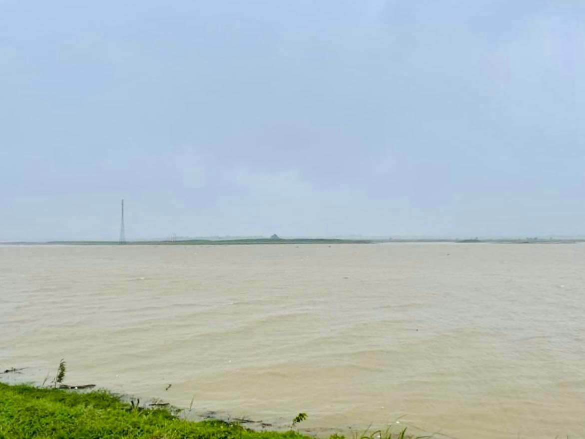 Nước lũ sông Lam đang dâng cao. Ảnh: Quỳnh Trang