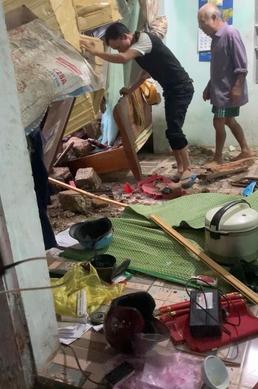 Một hộ gia đình ở Nam Đàn bị sập tường nhà. Ảnh: Quỳnh Trang