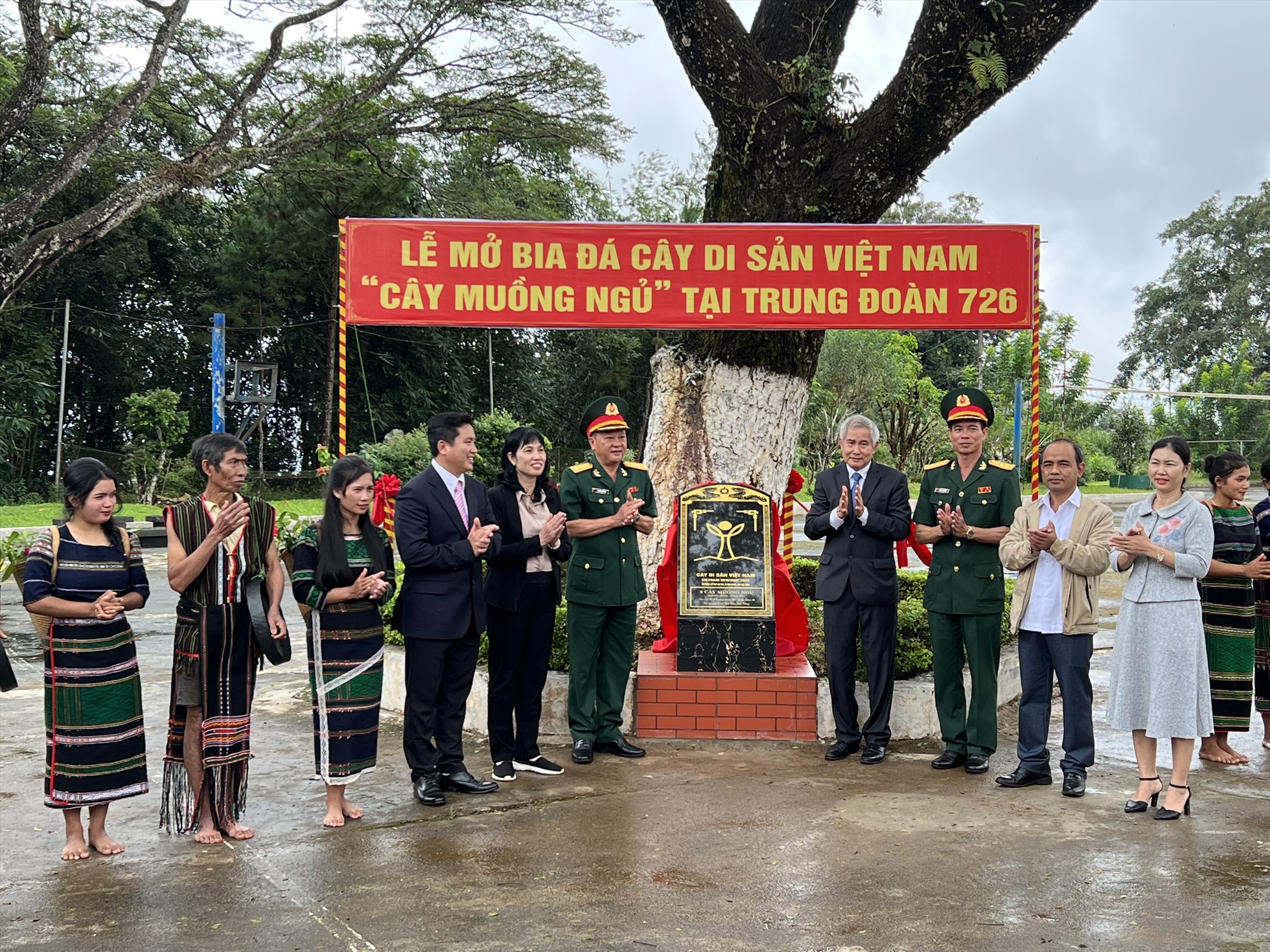 Các cơ quan chức năng tổ chức “Lễ đón Bằng công nhận Cây di sản Việt Nam”. Ảnh: Hồng Thắm