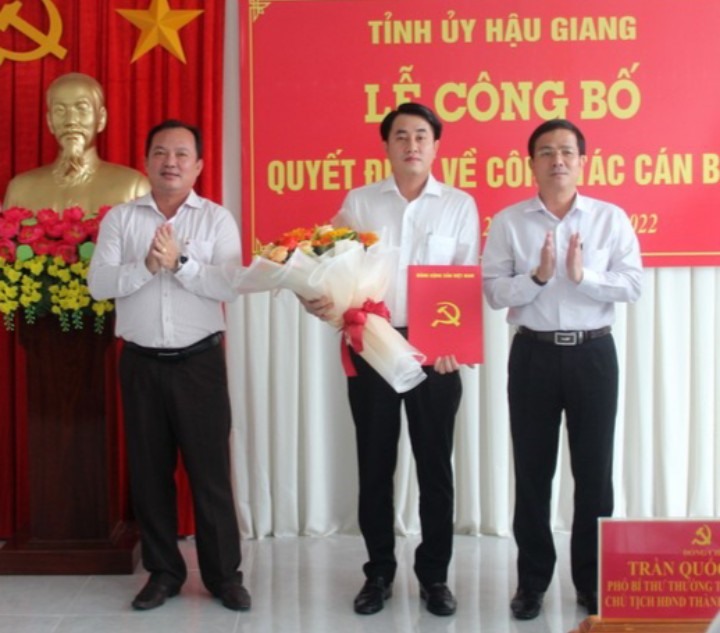 Ông Trần Thanh Phong (đứng giữa) thôi giữ chức Giám đốc Sở Công thương