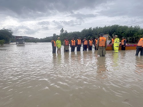 Ngập lụt trên Quốc lộ 48, đoạn qua TX. Thái Hoà. Ảnh: Quỳnh Trang