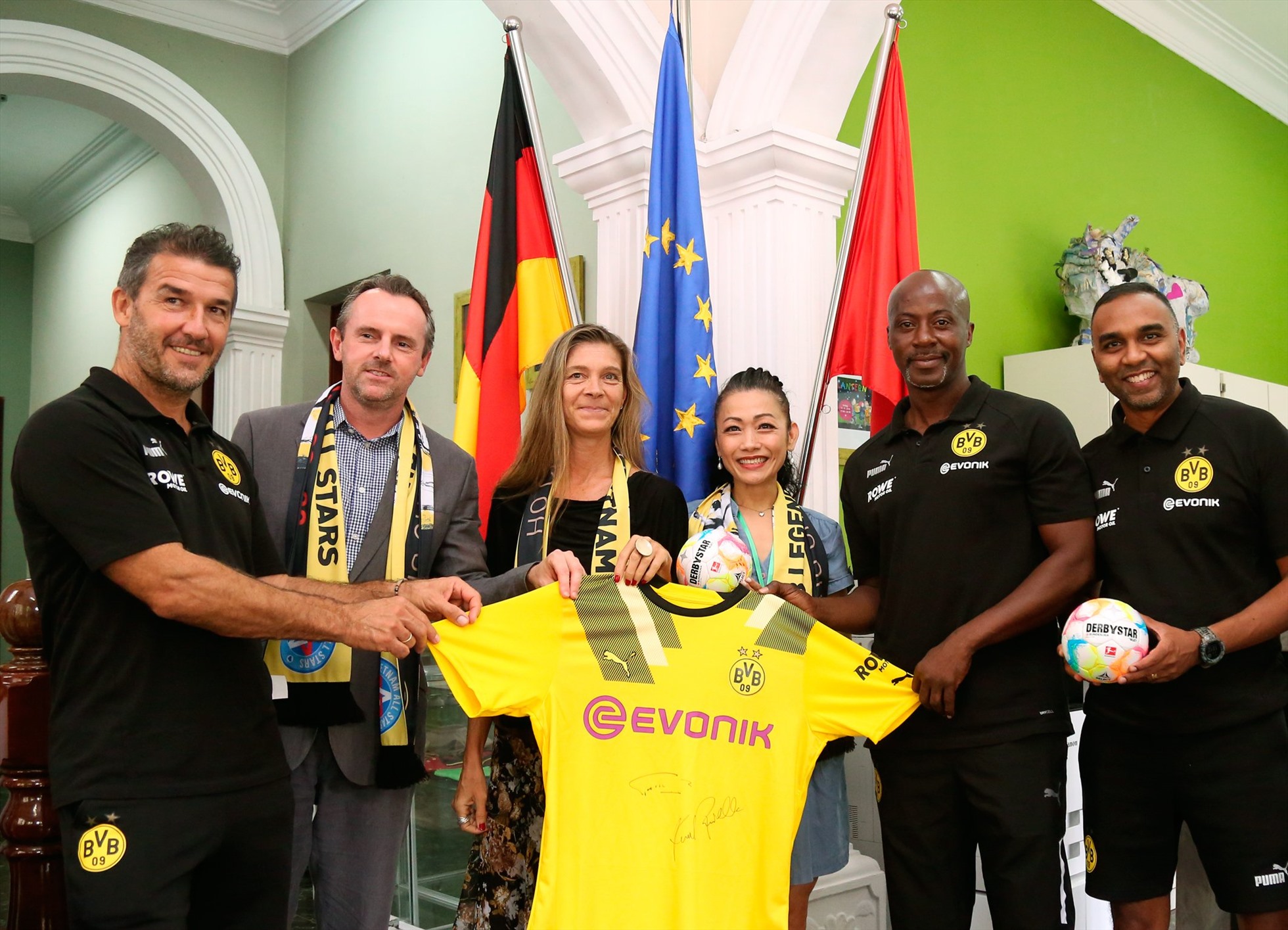 Các cựu danh thủ Dortmund tặng áo kỷ niệm cho Hiệu trưởng nhà trường - ông Tibor Stettin (thứ 2 từ trái qua). Ảnh: T.V