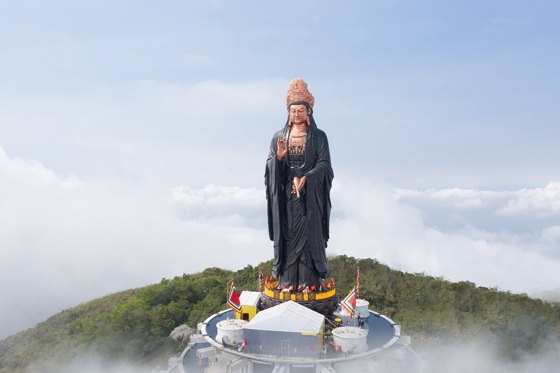 Tượng Phật Bà trên đỉnh núi Bà Đen. Ảnh: Vinpearl
