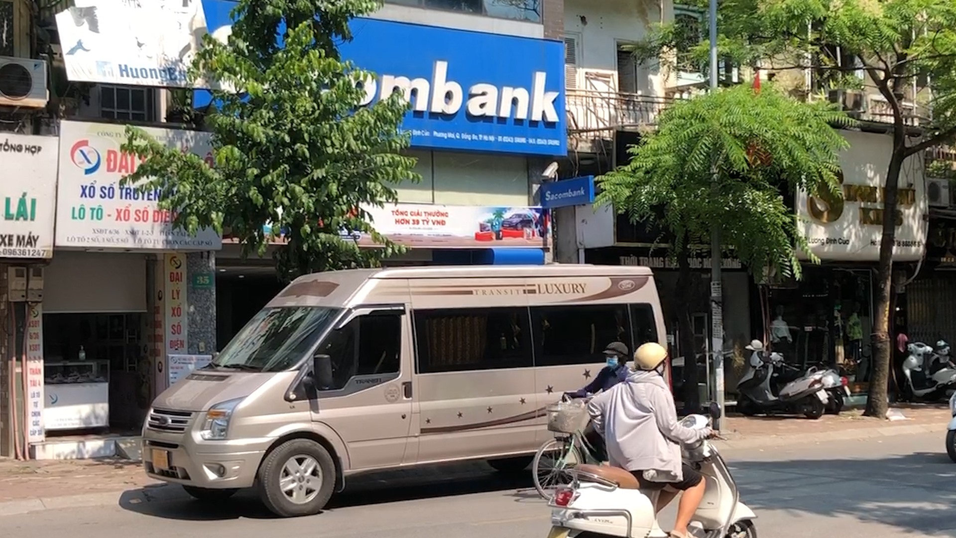 Chiếc ôtô chở đoàn 8 người được thuê đi mua gom USD đến chi nhánh Sacombank tại 35 phố Lương Đình Của, quận Đống Đa, Hà Nội