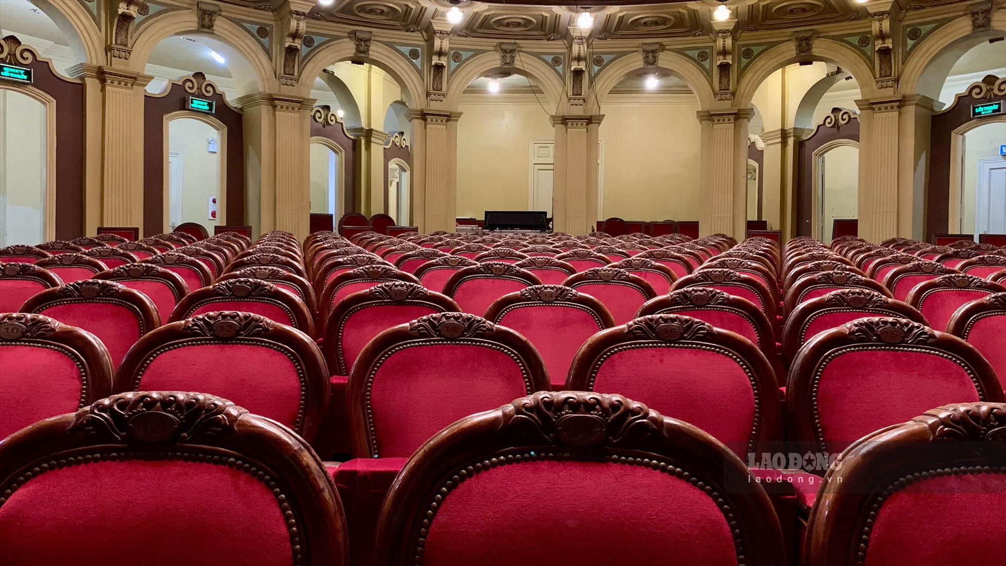 Khu vực lòng khán đài là hệ thống ghế gỗ bọc len đỏ, có khoảng 350 ghế.