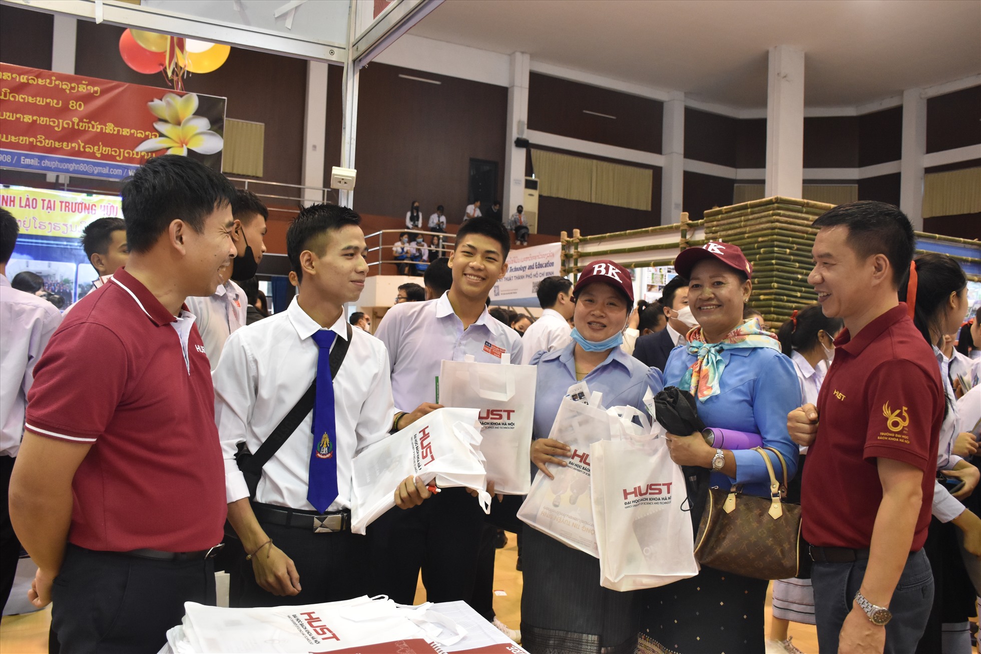 Học sinh và phụ huynh Lào đến tìm hiểu thông tin về các trường đại học của Việt Nam tại Triển lãm giáo dục đại học Việt Nam