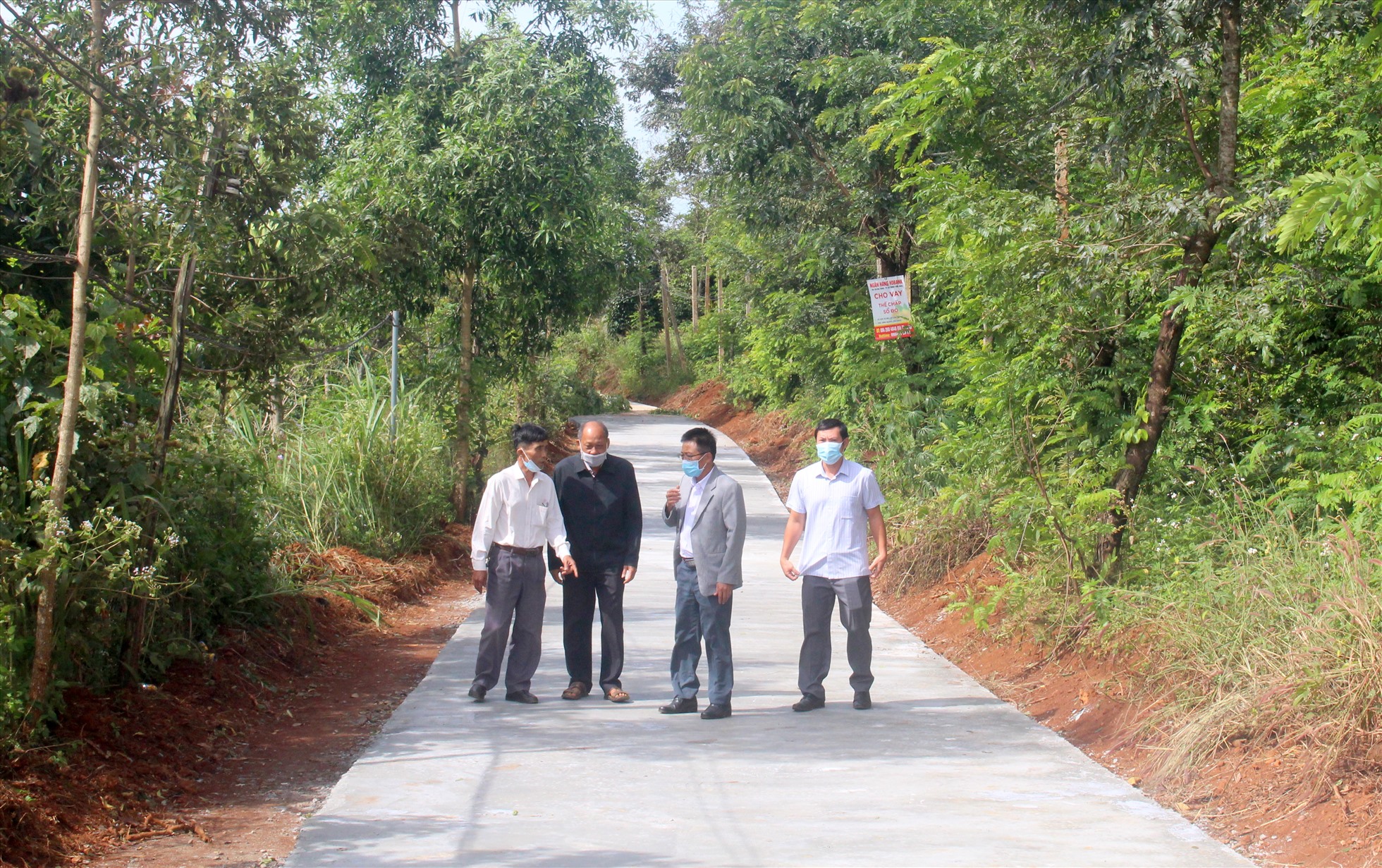 Từ nguồn vốn đầu tư của Nhà nước và cả sự đóng góp của Nhân dân nên nhiều tuyến đường ở xã Đắk R'moan đã được nâng cấp, làm mới. Ảnh: T.N.