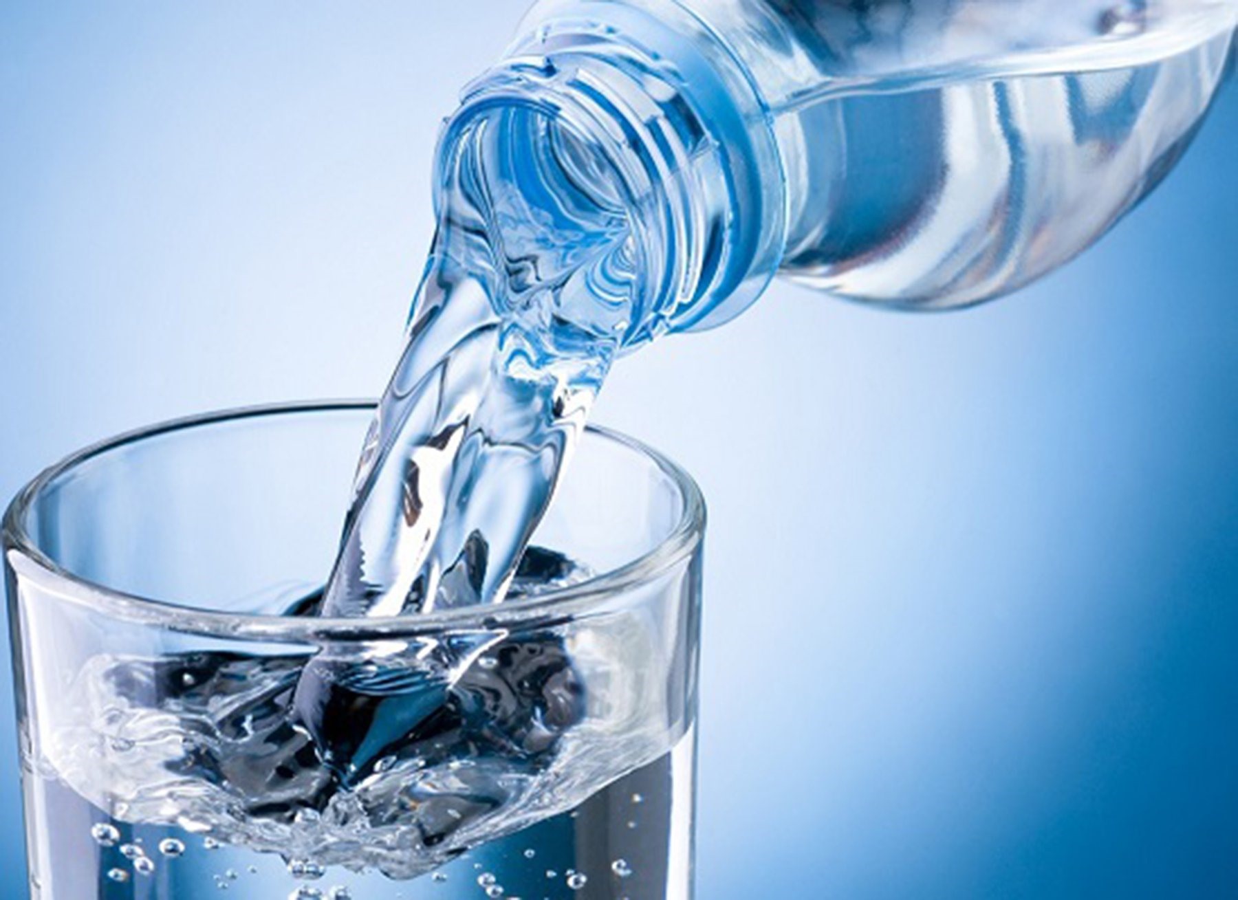Uống đủ nước là yếu tố đầu tên giúp thúc đẩy quá trình giảm cân. Ảnh: Vinmec