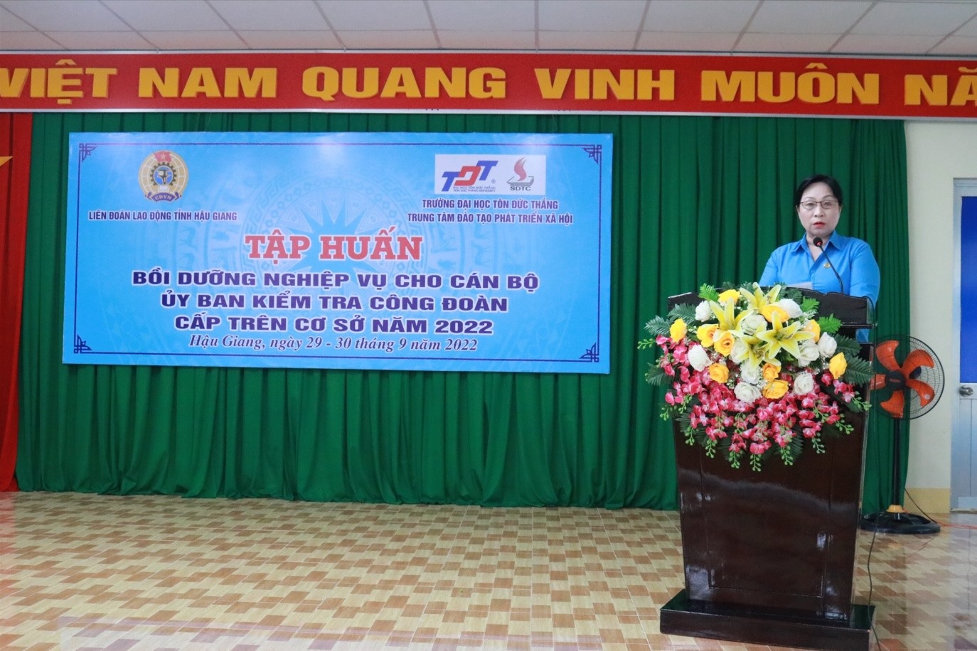 Bà Trương Thị Ánh Nguyệt - Phó Chủ tịch LĐLĐ tỉnh Hậu Giang phát biểu tại lớp tập huấn.