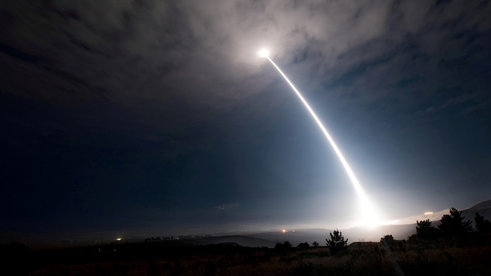 Một tên lửa đạn đạo liên lục địa Minuteman III thử nghiệm hoạt động tại Căn cứ Không quân Vandenberg, California, Mỹ. Ảnh chụp màn hình
