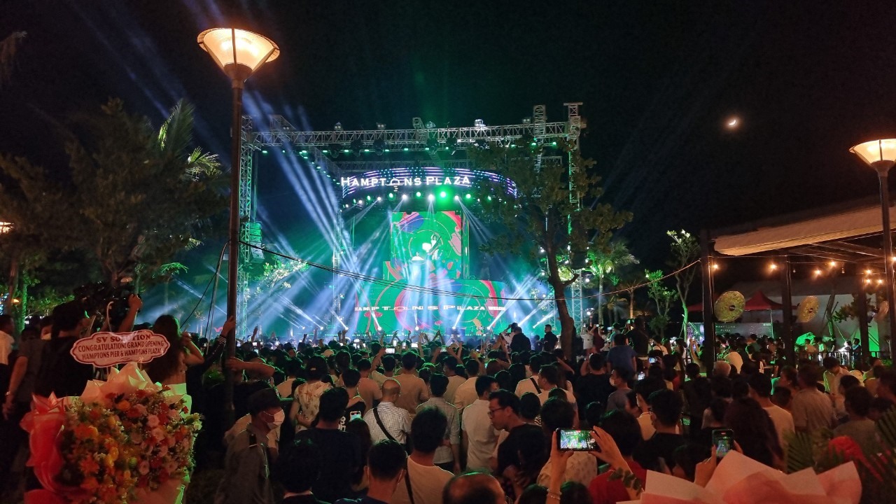 Cũng ở Hồ Tràm, khu vực Hamptons Plaza cũng thu hút người dân, du khách với khoảng 10.000 người tham gia nhạc hội sôi động, miễn phí. Đơn vị cho biết, trong cả ngày 2.9 đã có hơn 40.000 lượt checkin tại đây để tham quan, vui chơi, tận hưởng không khí lễ hội.