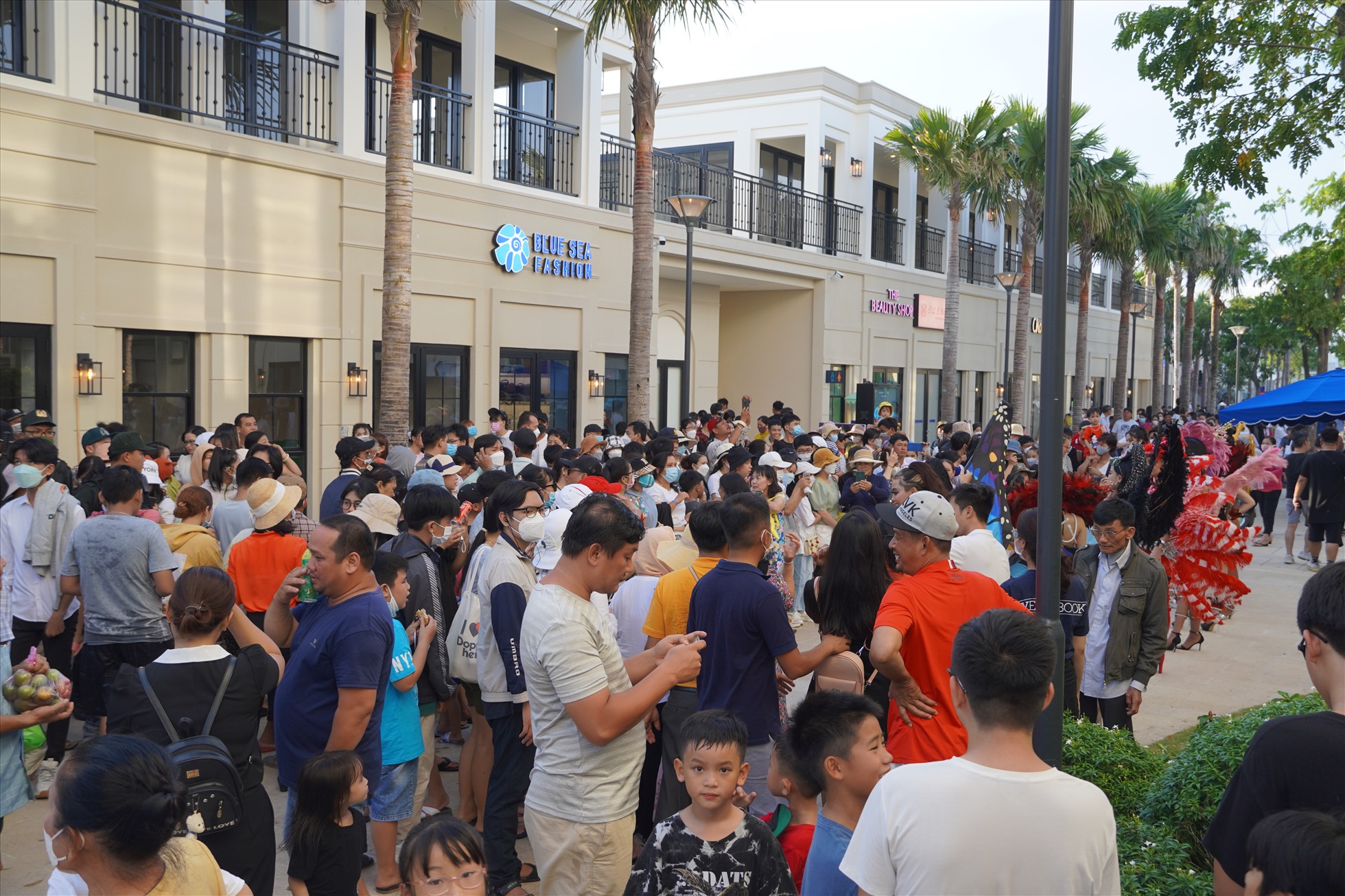 Du khách tập trung đông trên những tuyến phố đi bộ, theo các hoạt động Carnival và tham quan mua sắm.