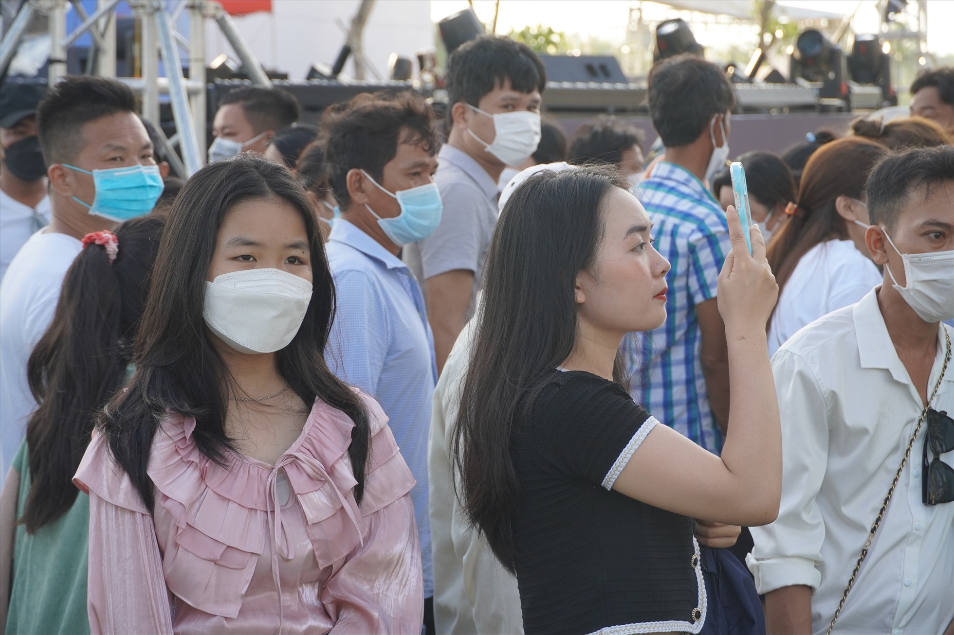 Du khách hào hứng với các cảnh quan trong khu vực. Chị Lê Huyền Thương, một du khách đến từ TP.HCM cho biết cảnh quan nơi đây rất đẹp và thu hút. Sau khi tham quan check in tại đây, đến tối sẽ tiếp tục tham dự các đêm nhạc hội được tổ chức trong khu vực Hồ Tràm.