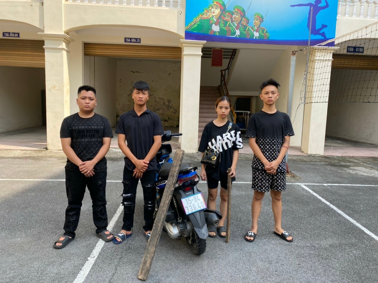 Nhóm 4 thanh, thiếu niên quận Kiến An bị giữ tại Công an quận Kiến An. Ảnh: Công an quận Kiến An.